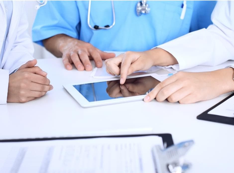 Médicos colaborando en un diagnóstico