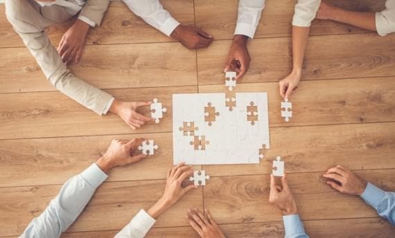 Médico colaborando con colegas internacionales